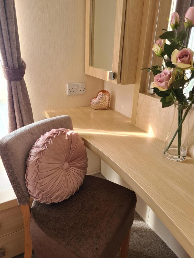 Saint Florence Beautiful 2 Bedroom Caravan, Holiday Park Tenby מראה חיצוני תמונה