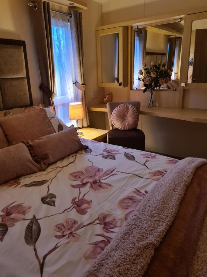 Saint Florence Beautiful 2 Bedroom Caravan, Holiday Park Tenby מראה חיצוני תמונה